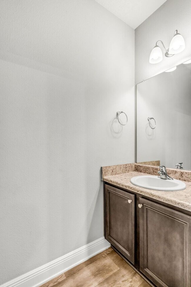 Building Photo - Newer 3 Bed/2.5 Bath Townhome with Modern ...