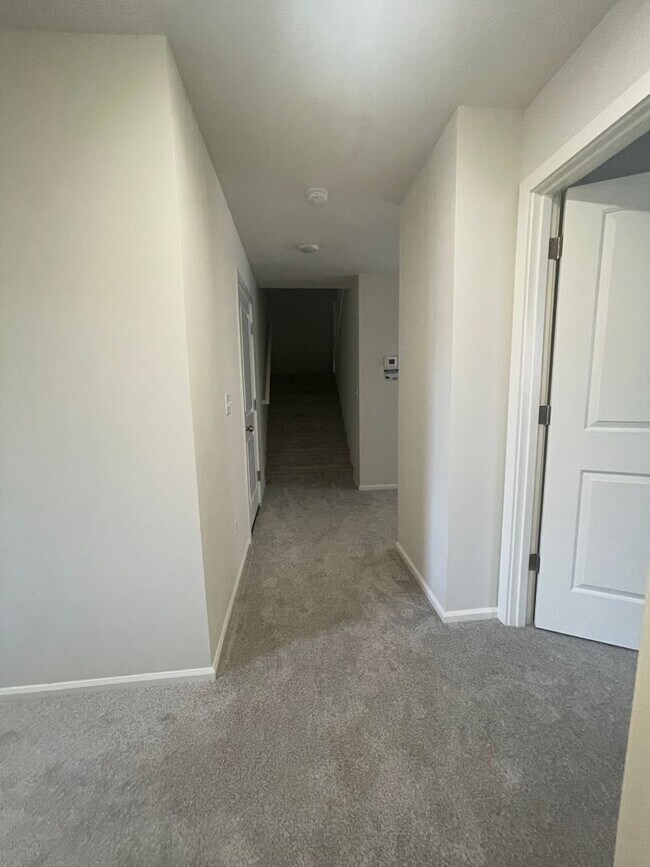 Building Photo - 4 bedrooms + BONUS ROOM And 2.5 baths Tumw...
