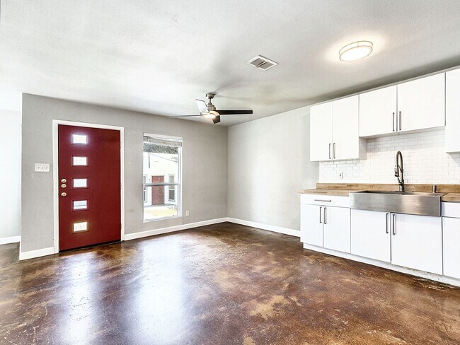 Building Photo - 2401 La Casa Dr