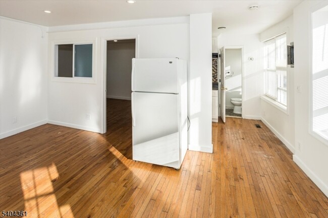 Building Photo - 29 William St