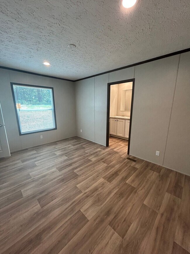 Building Photo - A charming 3 Bedroom/2 Bathroom home!