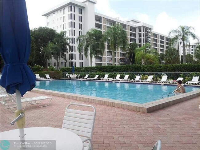 Building Photo - 3000 N Palm Aire Dr