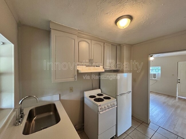 Building Photo - 517 E 5th St