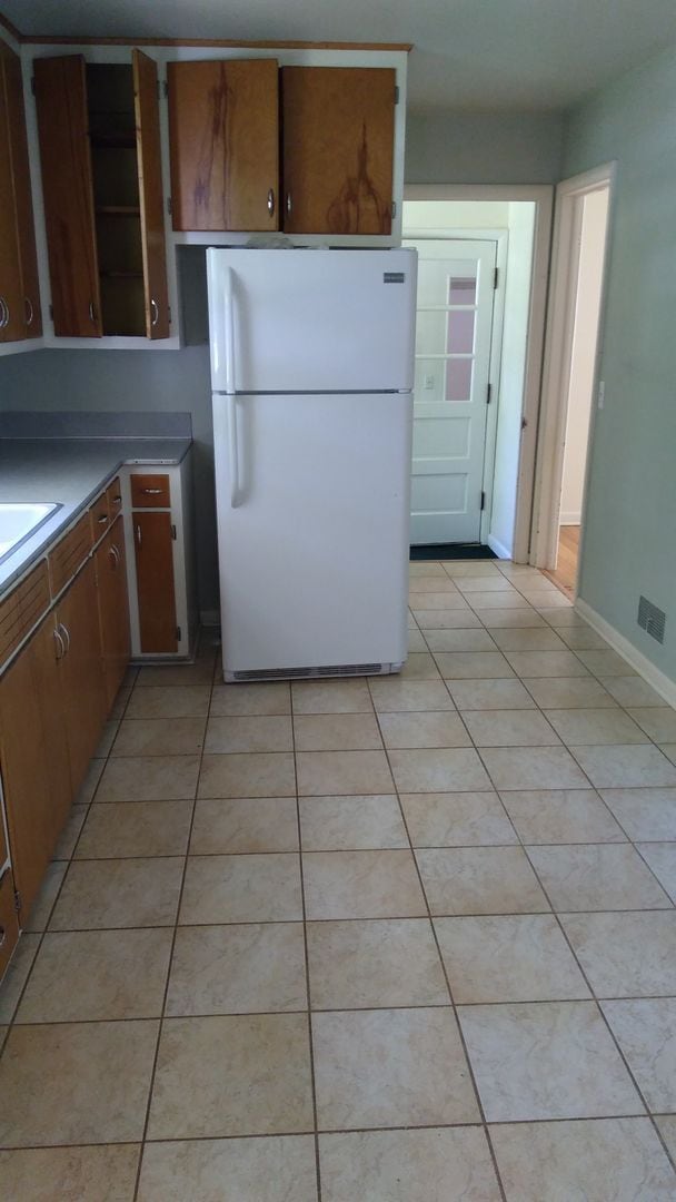 Building Photo - Charming Midvale Heights Ranch