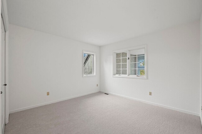 Building Photo - Custom Boulder 4 Bedroom + Finished Basement