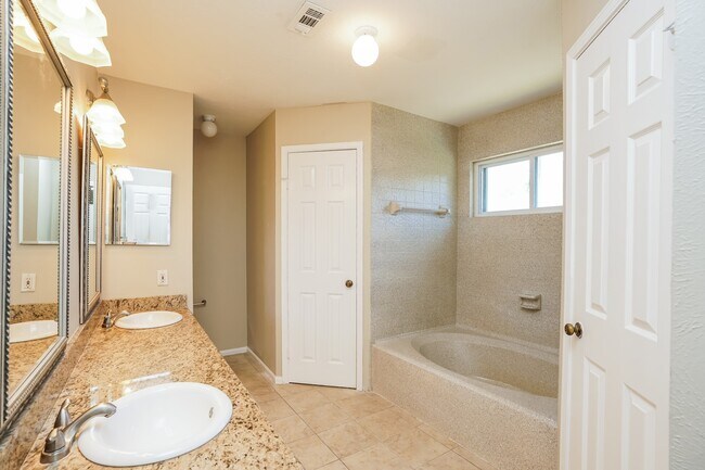 Building Photo - 7834 Sunny Ridge Dr