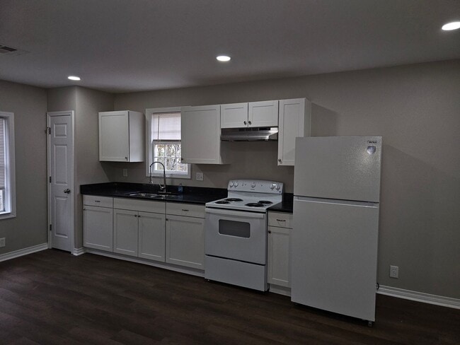 Building Photo - Available Now! RENT SPECIAL!