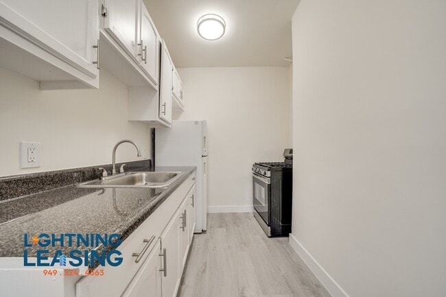 Building Photo - Spacious and Stylish Studio in Prime Arlin...