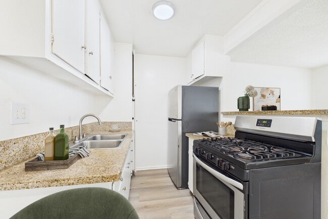 Building Photo - Roscoe Terrace