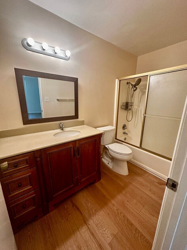 Building Photo - 5042 Glide Dr