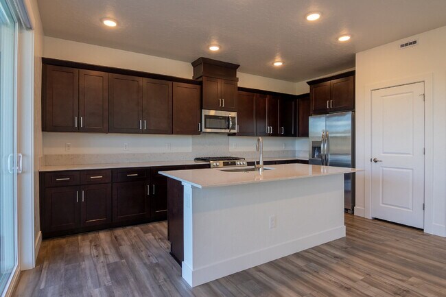 Building Photo - "READY NOW! 3-Bed PLUS Office-Townhouse Retreat in Eagle, ID – Spacious Living with 2.5 Baths!"