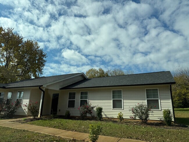 Building Photo - 1215 Collins Dr