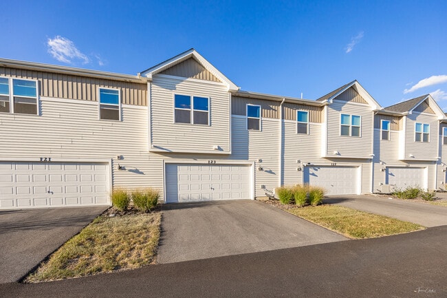 Building Photo - 123 Kingsport Dr