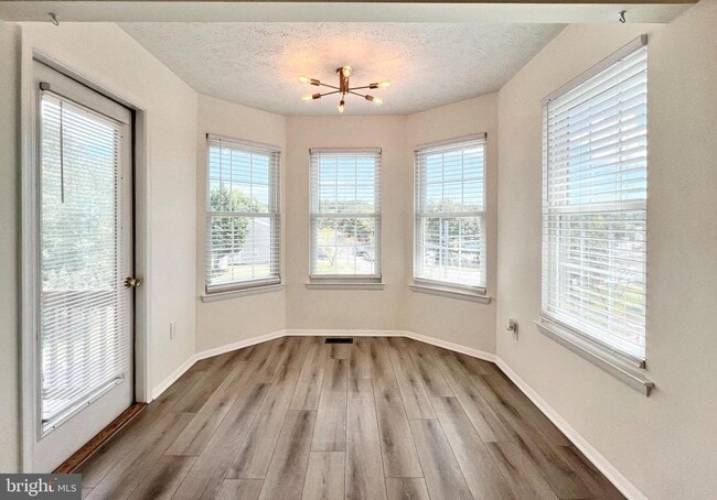 Building Photo - Beautiful Updated 2 bd 2 bth Penthouse Con...