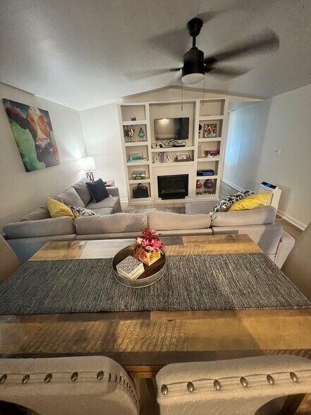 Building Photo - 122 Hall St