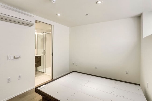 Building Photo - Bright SW Waterfront Condo with Parking Included – Prime DC Location