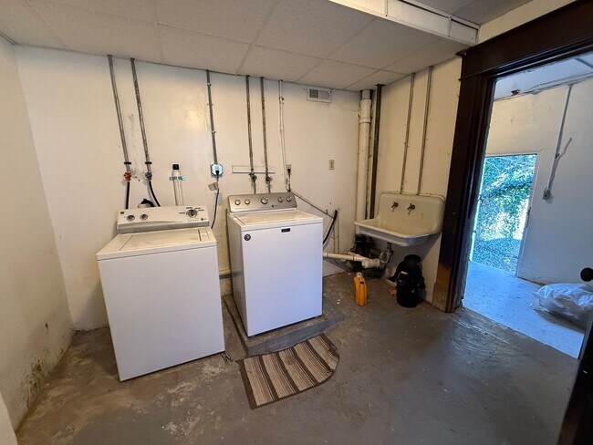 Building Photo - 524 Riverland Rd SE