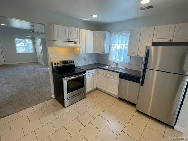Building Photo - 2115 Symes St