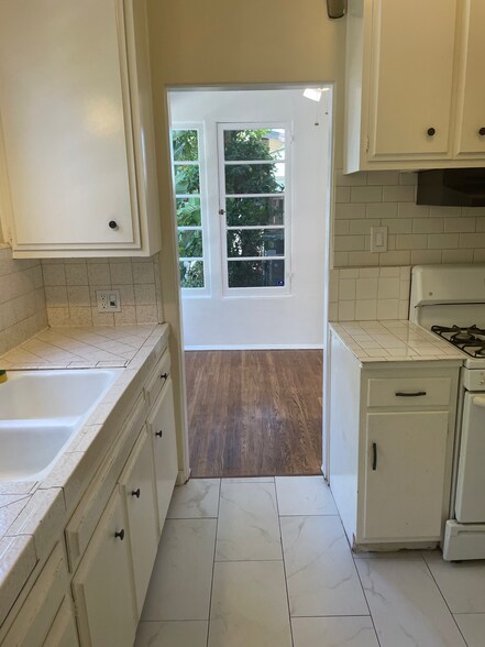 Kitchen - 407 Riverdale Dr