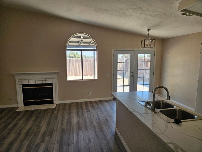 Building Photo - 4 Bedroom Adelanto Home
