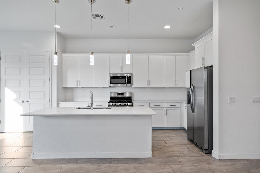 Building Photo - 9738 E Tiburon Ave