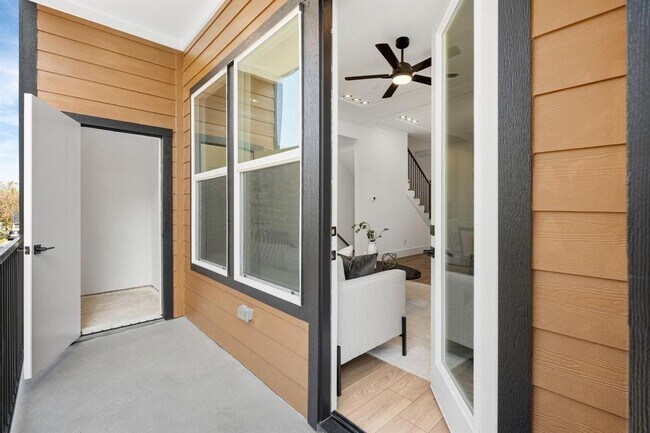 Building Photo - 905 Woodcrest Dr