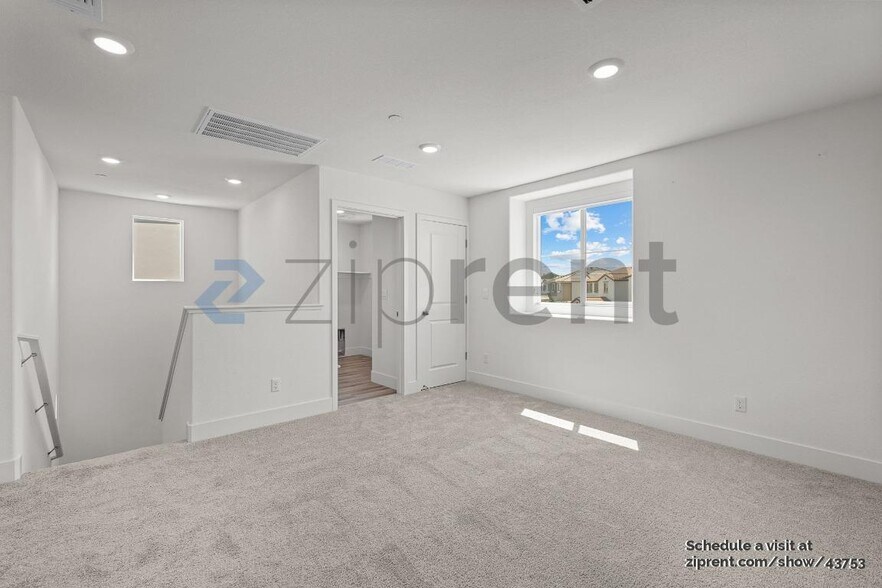 Building Photo - 437 Manhattan Dr