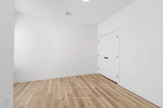 Building Photo - 3 Bedroom Townhome! Goddard School District!