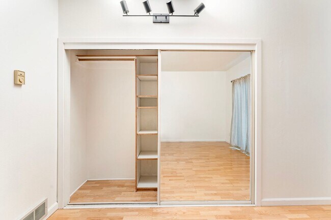 Building Photo - Riverplace Condominiums - 1 bed/1 bath corner unit w/parking/storage/balcony/fireplace