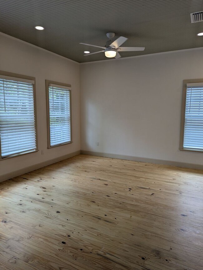 Building Photo - Stunning Fully Renovated 3-Bedroom, 2-Bathroom Cottage-Style Home