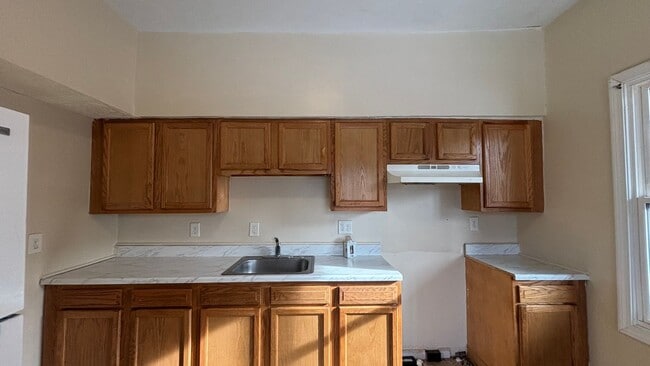 Building Photo - 4 Bedrooms 1.5 Bath Apartment with Heat and Hot Water Included!