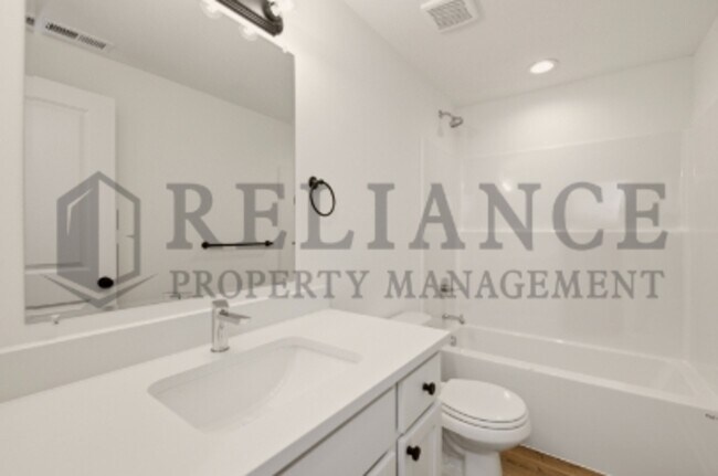 Building Photo - 5301 N Pinecrest Ct