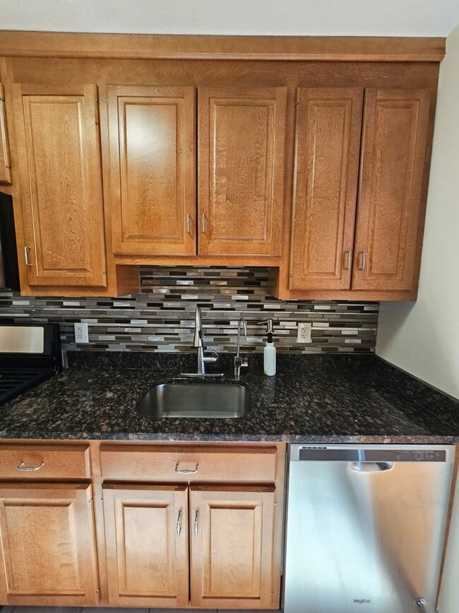 Building Photo - 2 Bedroom Unit