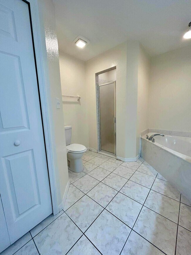 Building Photo - 328 W Sugarland Cir