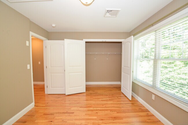 Building Photo - 341 Meadowside Rd