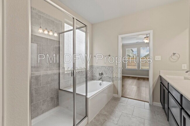 Building Photo - 1624 Medina Ln