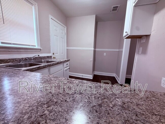 Building Photo - 1093 N Watkins St