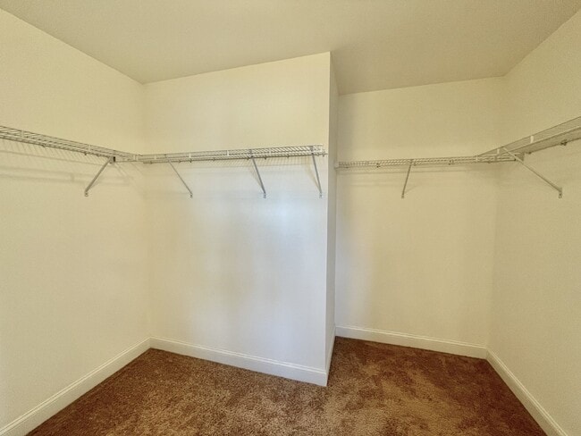 Building Photo - 4 Bed, 2 And A Half Bath Nest In Bedford