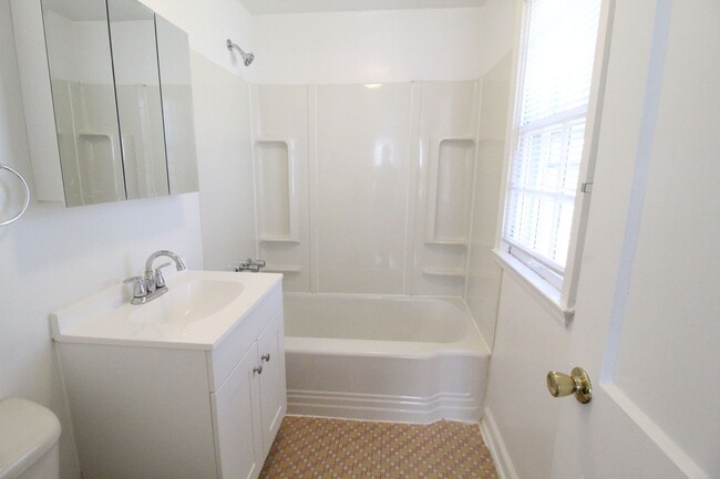 Building Photo - One Bedroom Duplex in North Kansas City