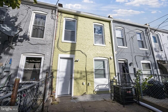 Building Photo - 818 N Rose St