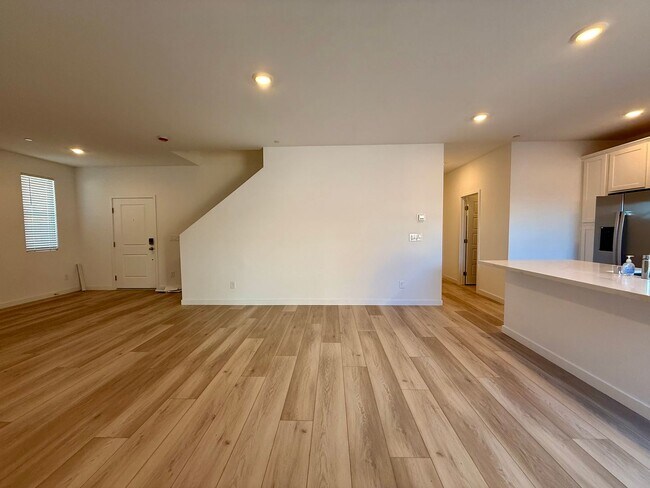 Building Photo - 4 BED 3.5 BATH 2 CAR GARAGE HOME w/ LOFT, ...