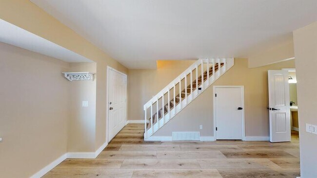 Building Photo - 5561 Dunbar Ct