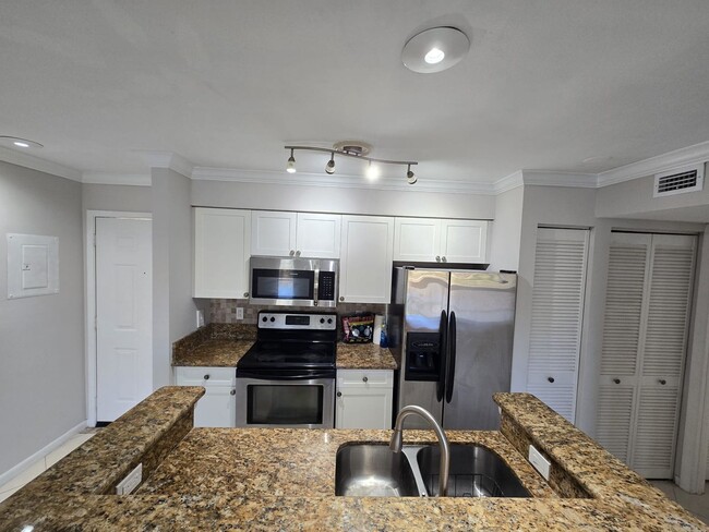 Building Photo - Chic 1-bedroom and 1 bathroom Condo Unit I...