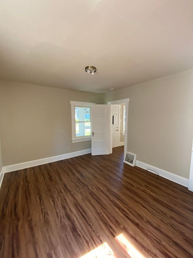 Building Photo - Updated 2 Bedroom 1.5 Bath Near Grandview ...