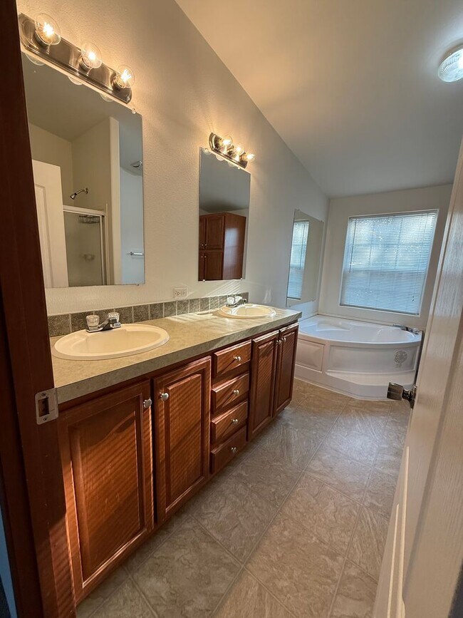 Building Photo - SPIRIT LAKE HOME (P#440)