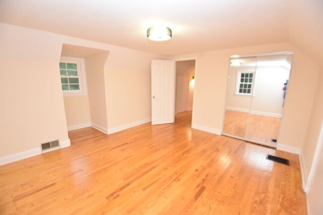 Building Photo - 4 bedroom 2.5 bath South Bend home on larg...