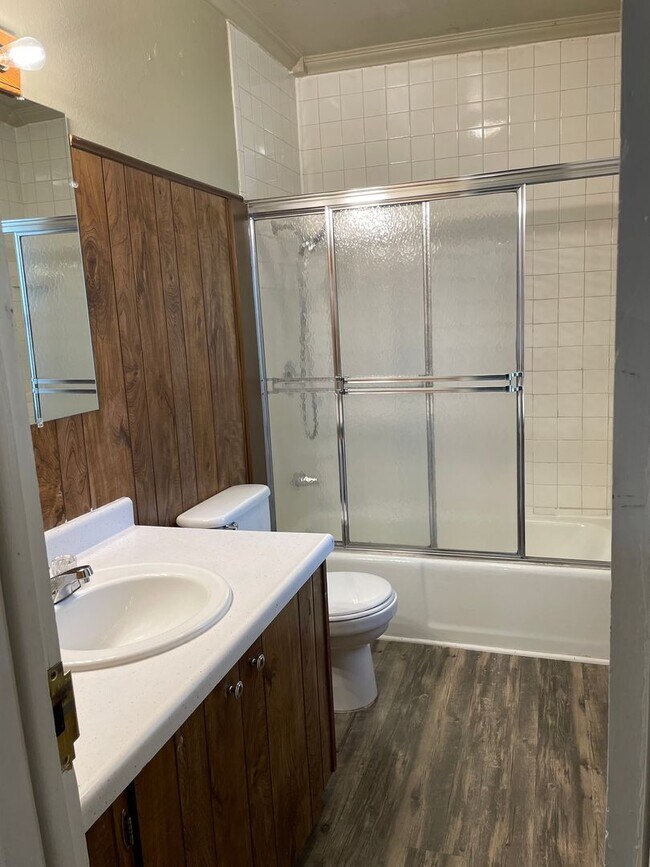 Building Photo - Cute 2 Bed 1 Bath Close to Old Town Fort C...