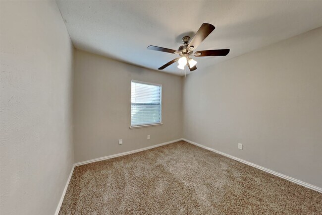 Building Photo - 635 Stonewall Dr