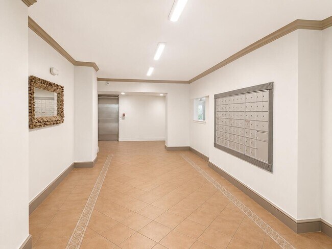 Building Photo - 711 N Pine Island Rd