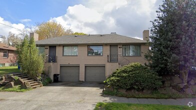Building Photo - Large 2Bedroom 1Bathroom Duplex w/ Attache...